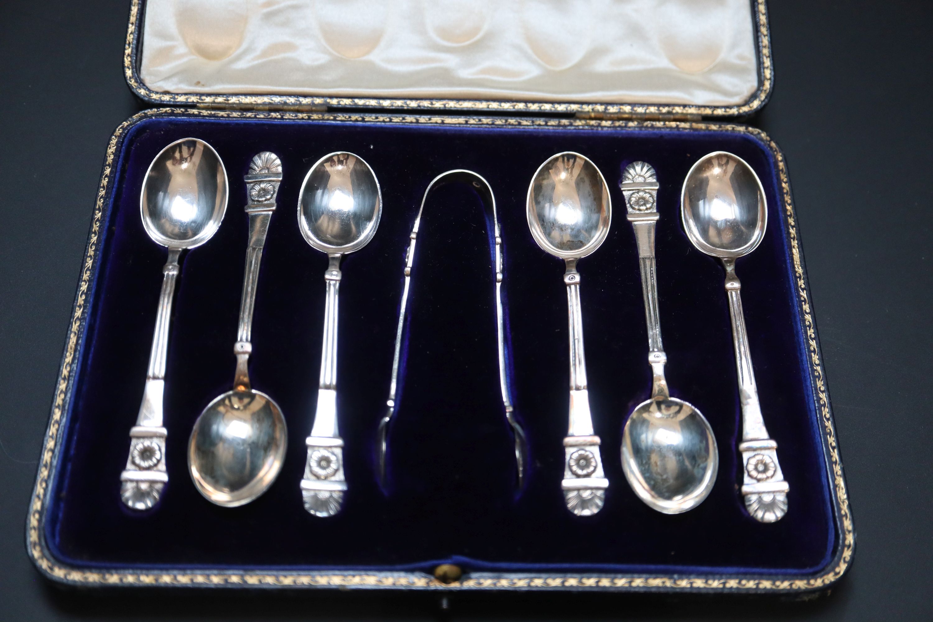 A cased set of six Victorian silver teaspoons and tongs,